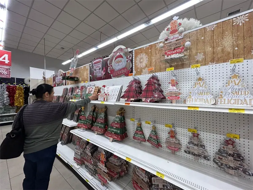 La tradición de adornar el pino navideño en Monterrey llena de alegría a la familia y tiene un significativo costo que varía. Foto: Rosy Sandoval