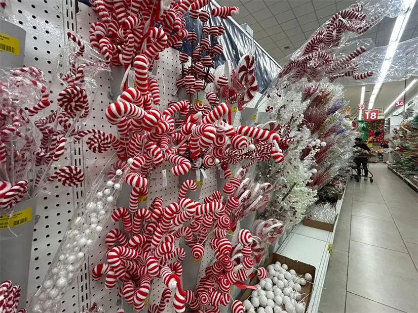 Cada año, la decoración del pino navideño en Monterrey se convierte en un ritual que despierta la magia de la Navidad. Foto: Rosy Sandoval