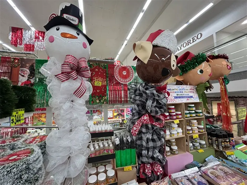 En Monterrey, la tradición de decorar el pino navideño es un momento especial lleno de significado y diversos costos que considerar. Foto: Rosy Sandoval
