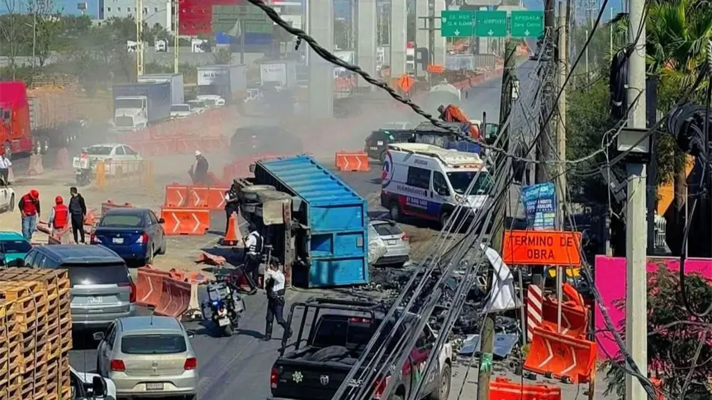 Choque y volcadura en la avenida Miguel Alemán de Apodaca deja 2 personas lesionadas y caos vial
