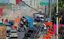 Choque y volcadura en la avenida Miguel Alemán de Apodaca deja un prensado y caos vial