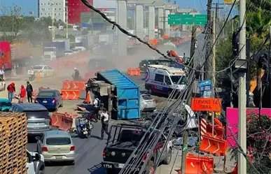 Choque y volcadura en la avenida Miguel Alemán de Apodaca deja 2 personas lesionadas y caos vial