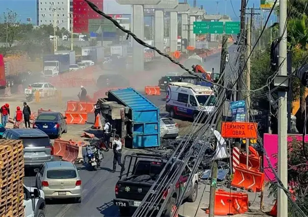 Choque y volcadura en la avenida Miguel Alemán de Apodaca deja 2 personas lesionadas y caos vial