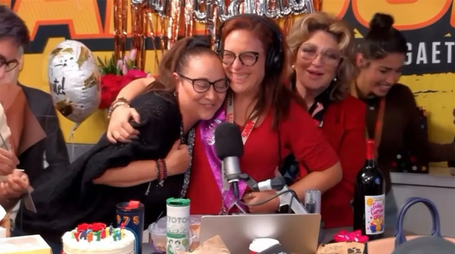 Angélica Vale festejó su cumpleaños en compañía de su madre Angélica María y con el equipo de su programa de radio. Foto. Instagram @angelicavaleoriginal.