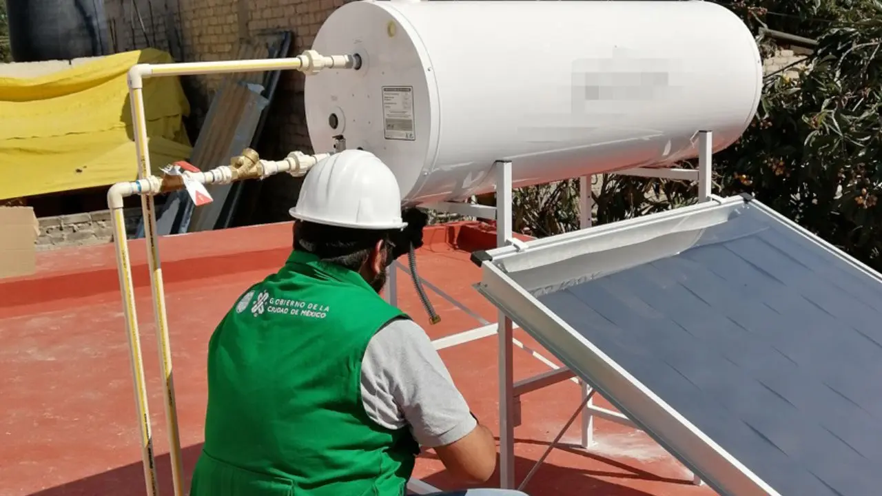 Instalación de calentador solar en CDMX.  Foto: Gobierno de CDMX