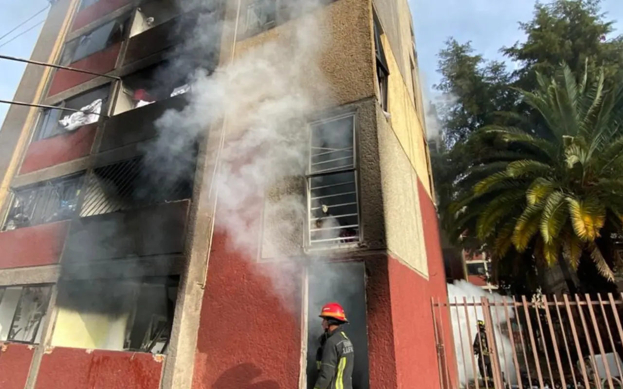 Personal de emergencia atendió la explosión por gas en la unidad habitacional Tlalcalli, en Tlalnepantla, y evacuó a vecinos y alumnos de escuelas cercanas. Foto: Epeciales