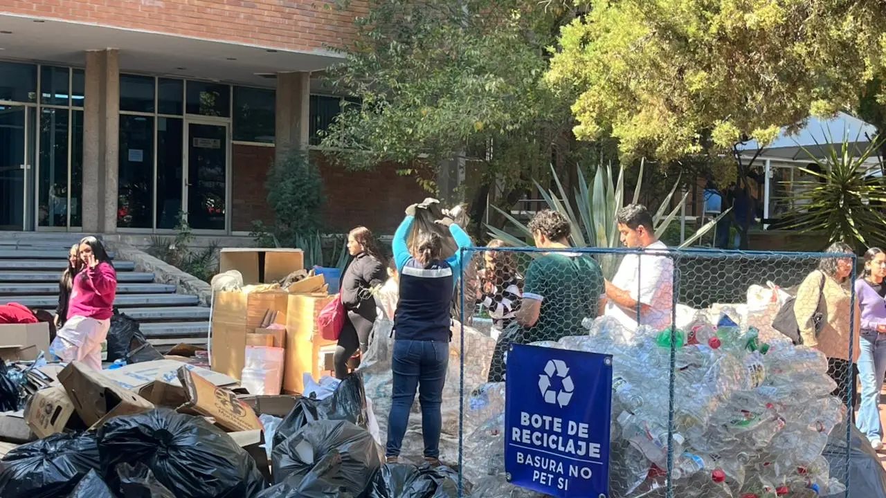 La comunidad educativa de una facultad de Durango se unió para un reciclatón. | Foto: Jesús Carrillo.