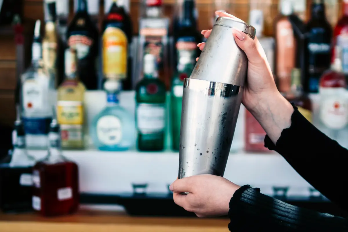 Si tienes un establecimiento con venta de bebidas alcohólicas, es momento de renovar tu licencia. Foto: Freepik