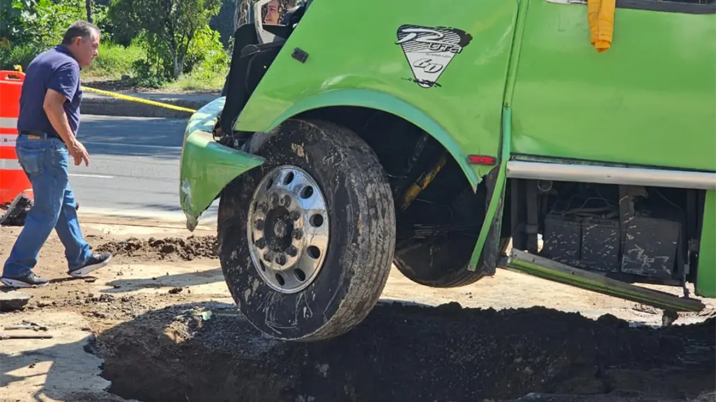 Reparan socavón donde cayó un camión de transporte público en Coyoacán, En CDMX 