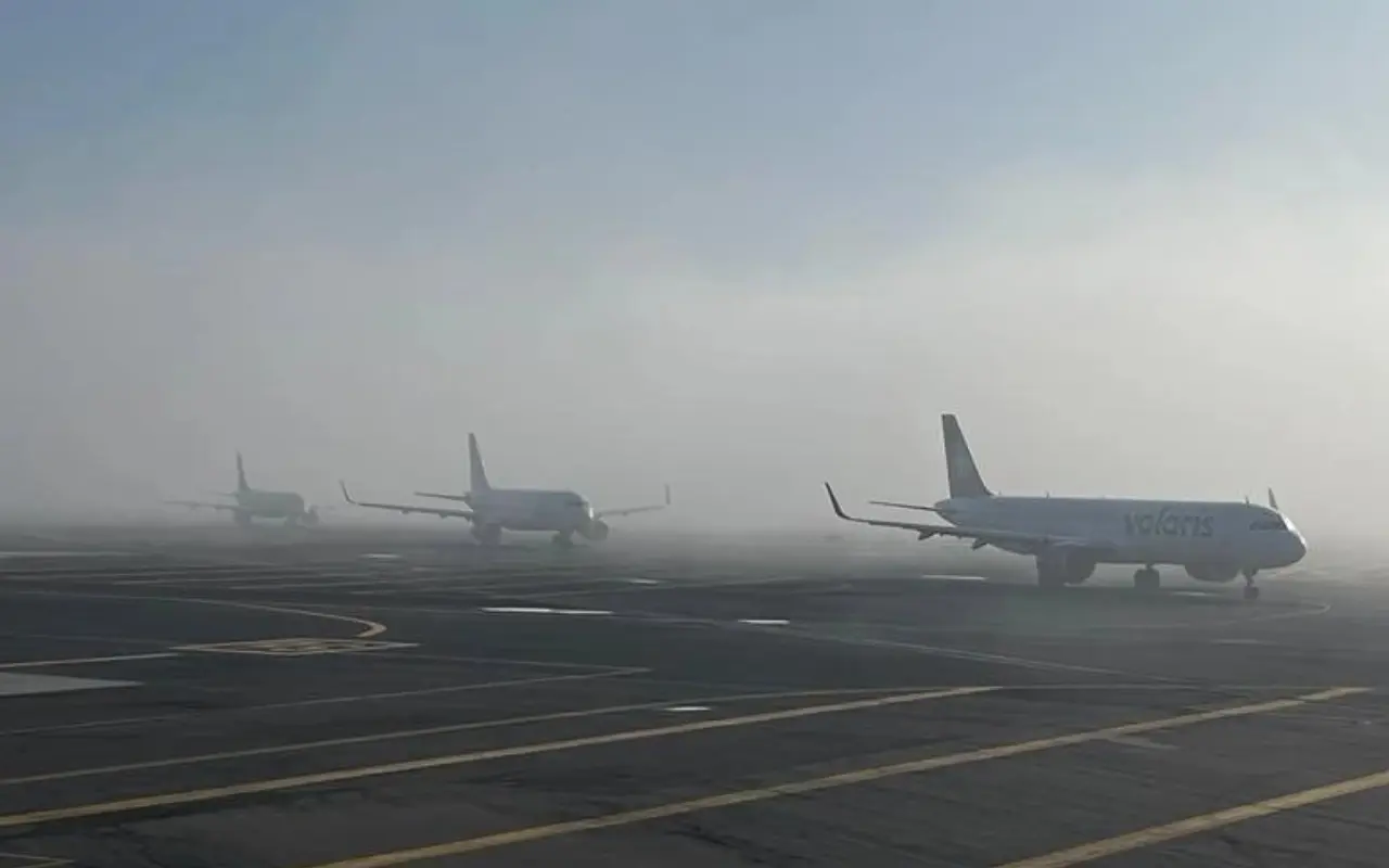 Banco de niebla afecta operaciones en el AIFA. Foto: FB/ Sin Filtros MX (Canva)