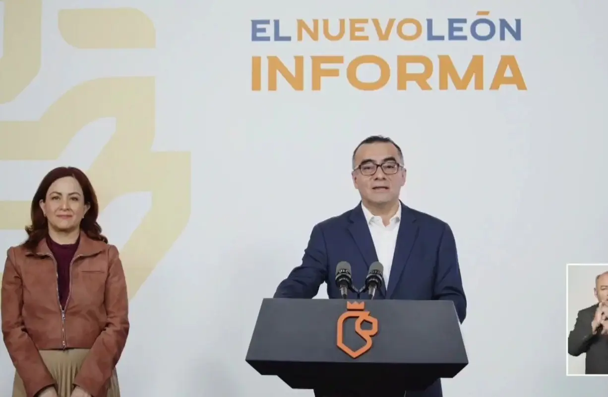 Mariela Saldívar, titular de la oficina ejecutiva y Julio Aguilar, titular de la Comisión Estatal de Mejora Regulatoria en el Nuevo León Informa. Foto: Gobierno de Nuevo León.