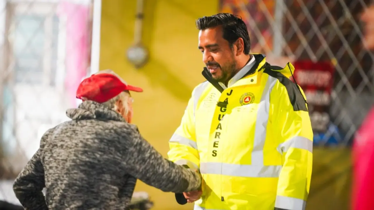 El alcalde de Santa Catarina, Jesús Nava junto a un ciudadano. Foto: Gobierno de Santa Catarina