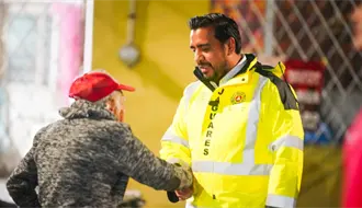 Frente frío 13: Gobierno de Santa Catarina entrega cobertores y bebidas calientes a vecinos