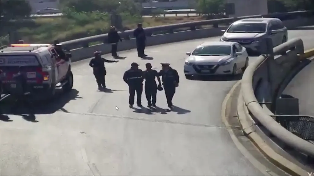 Policía de Monterrey rescata a hombre que intentó lanzarse de puente
