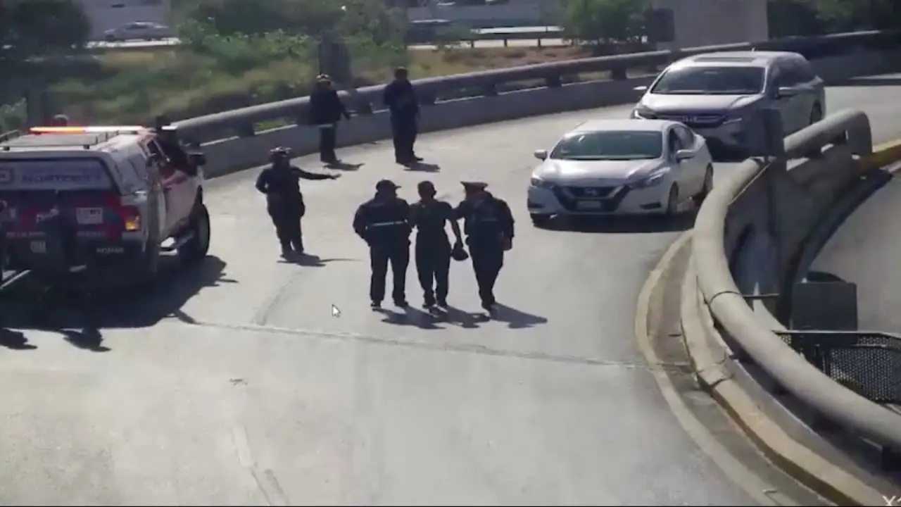 Hombre rescatado por policías de Monterrey. Foto: Secretaría de Seguridad y Protección Ciudadana