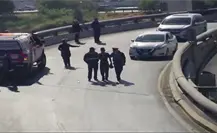 Policía de Monterrey rescata a hombre que intentó lanzarse de puente