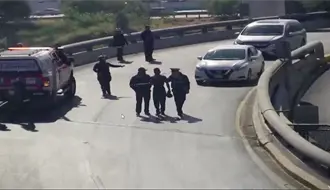 Policía de Monterrey rescata a hombre que intentó lanzarse de puente