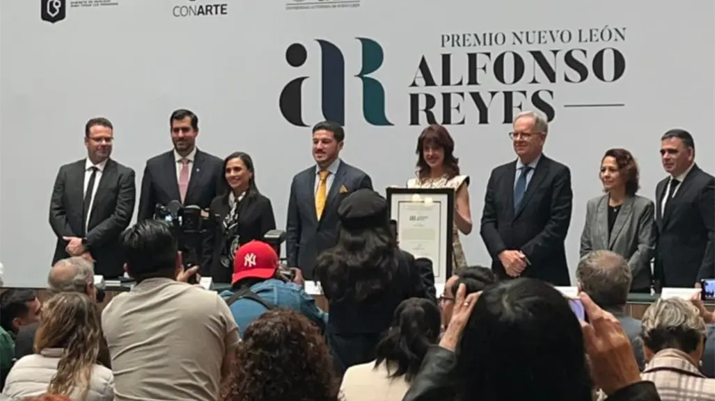 Samuel García otorga el Premio Nuevo León a Irene Vallejo por su legado literario humanista