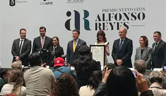 Samuel García otorga el Premio Nuevo León a Irene Vallejo por su legado literario humanista