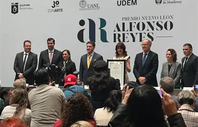 Samuel García otorga el Premio Nuevo León a Irene Vallejo por su legado literario humanista