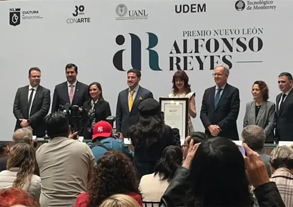 Samuel García otorga el Premio Nuevo León a Irene Vallejo por su legado literario humanista