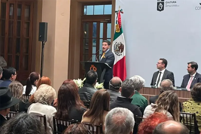 El Premio Nuevo León Alfonso Reyes fue otorgado por Samuel García a Irene Vallejo en reconocimiento a su legado literario humanista. Foto: Yarince Torres
