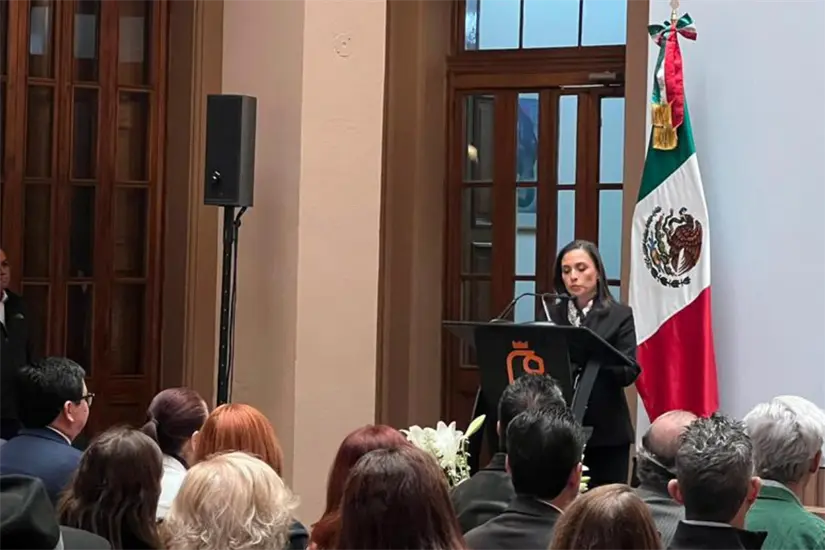Irene Vallejo fue galardonada por Samuel García con el Premio Nuevo León Alfonso Reyes por su significativo aporte a la literatura. Foto: Yarince Torres
