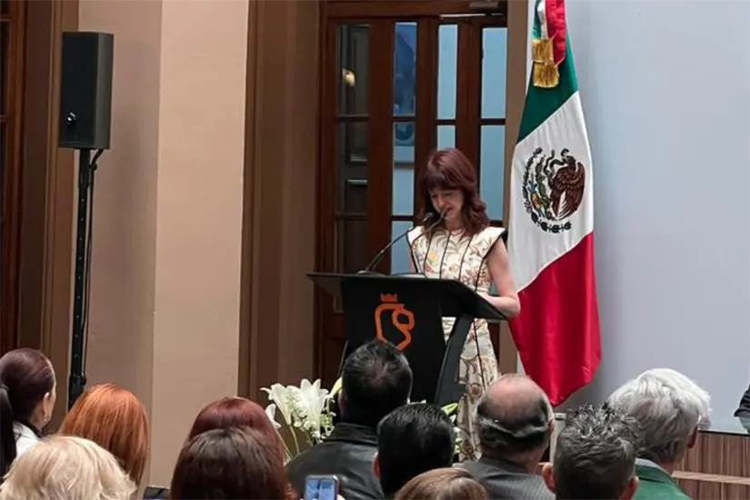 El reconocimiento del Premio Nuevo León Alfonso Reyes por Samuel García a Irene Vallejo destaca su influencia en el humanismo literario. Foto: Yarince Torres