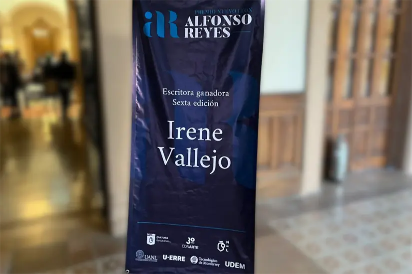 Samuel García reconoció a Irene Vallejo con el Premio Nuevo León Alfonso Reyes por su valiosa contribución al humanismo literario. Foto: Yarince Torres
