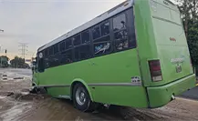 Unidad de transporte público cae en socavón en Coyoacán; tres personas lesionadas