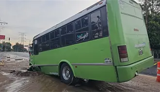Unidad de transporte público cae en socavón en Coyoacán; tres personas lesionadas