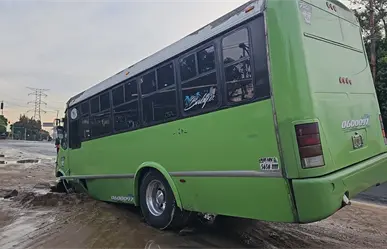Unidad de transporte público cae en socavón en Coyoacán; tres personas lesionadas