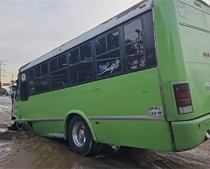 Unidad de transporte público cae en socavón en Coyoacán; tres personas lesionadas