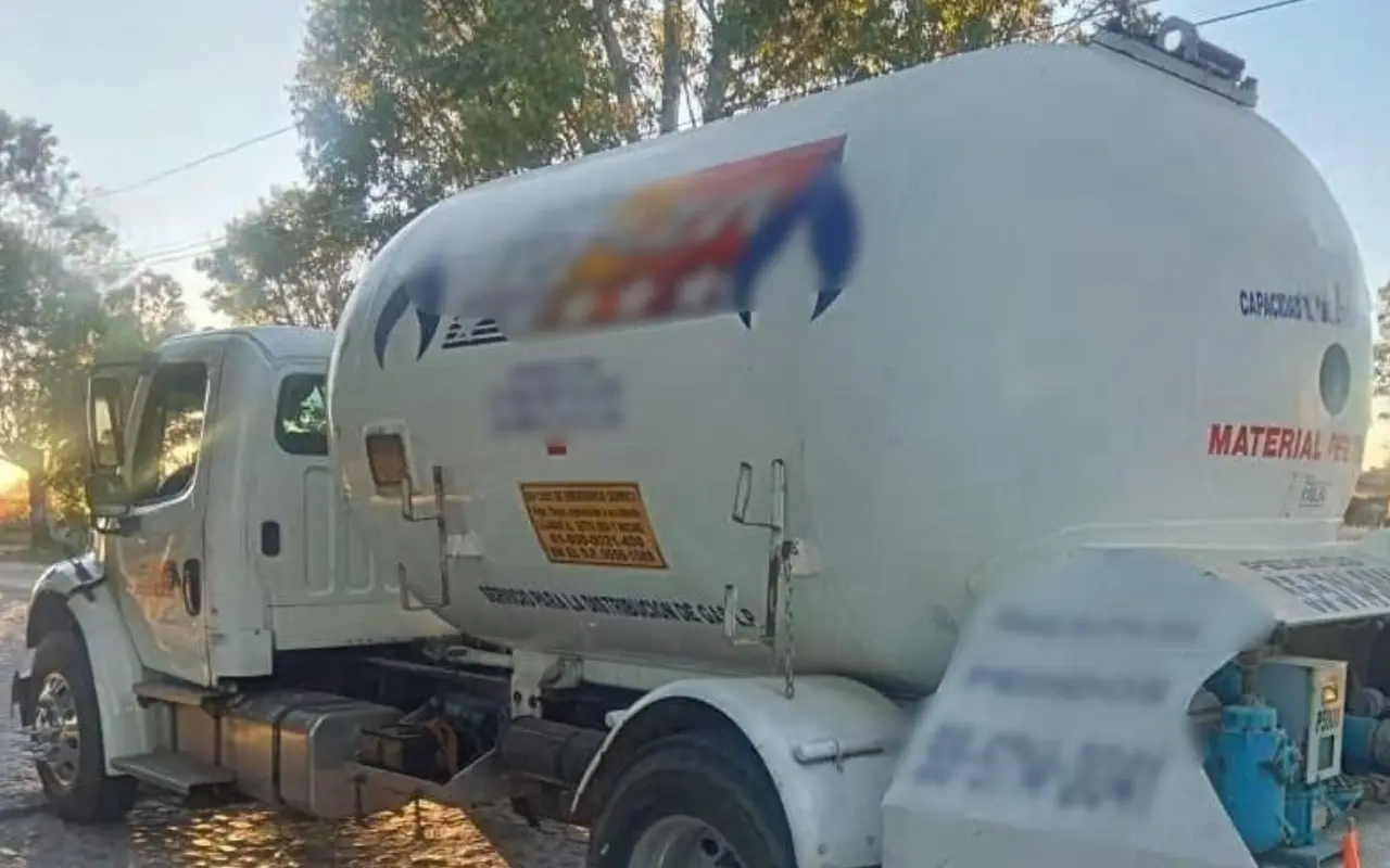 Elementos de seguridad y personal de Pemex aseguraron una pipa y clausuraron una toma clandestina de gas LP en Polotitlán, Estado de México. Foto: Especial