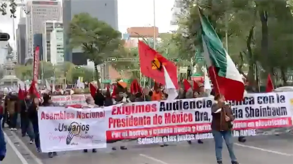 VIDEO | Marcha ANUEE al Zócalo para exigir diálogo con Claudia Sheinbaum; rechazan altos cobros de electricidad