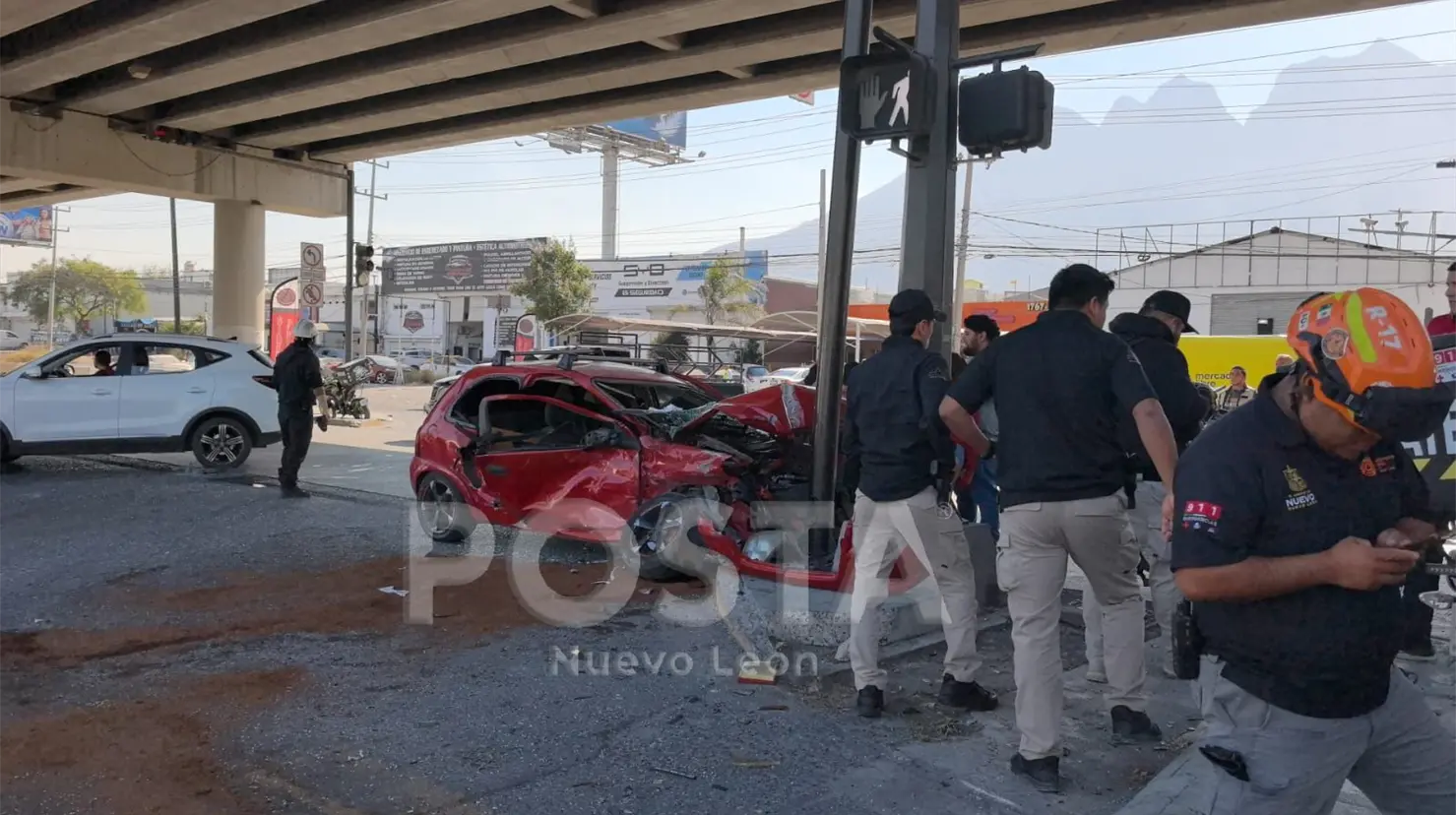 En un trágico accidente en Monterrey, un choque entre agentes ministeriales y un automovilista dejó una persona fallecida. Foto: Raymundo Elizalde