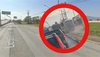 ¡Me estoy yendo por la banqueta! Otro camión invade zona prohibida, ahora en Escobedo l VIDEO