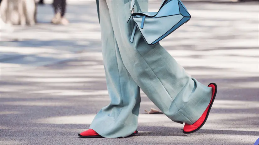 imagen recuadro Mujer modelando ropa por la calle. Foto: Canva.
