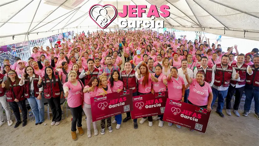 Alcalde de García entregando más tarjetas JefasFoto: FB Manuel Guerra 