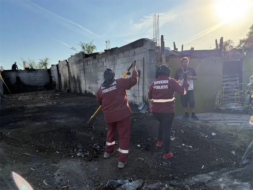 imagen recuadro Personal municipal de Escobedo retira escombros y materiales calcinados Foto: Gobierno de Escobedo