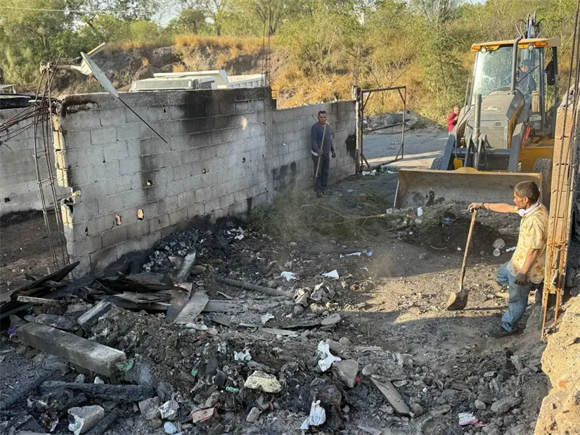 imagen recuadro Cuadrillas colaboran en las acciones de limpieza y retiro de escombros. Foto: Gobierno de Escobedo