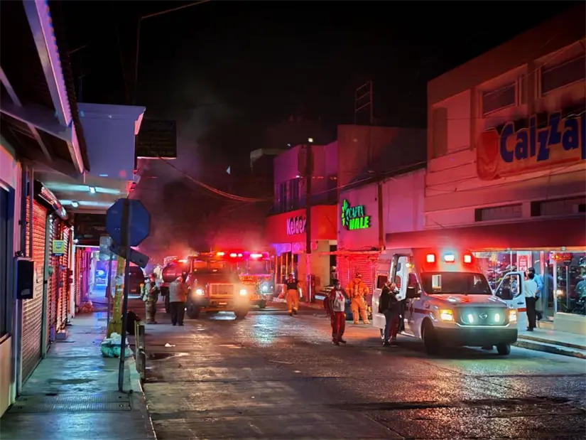 Zapatería B Hermanos sobre la calle 16 de septiembre y Madero, incendiándose la noche de este martes 11 de noviembre. Foto: Héctor Romero / POSTA Baja California Sur.