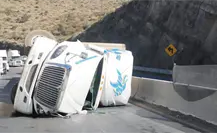 Accidente en Los Chorros; vuelca tráiler y bloquea paso de carretera 57 Accidente en Los Chorros; vuelca tráiler y bloquea paso de carretera 57