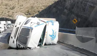 Accidente en Los Chorros; vuelca tráiler y bloquea paso de carretera 57