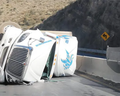 Accidente en Los Chorros; vuelca tráiler y bloquea paso de carretera 57