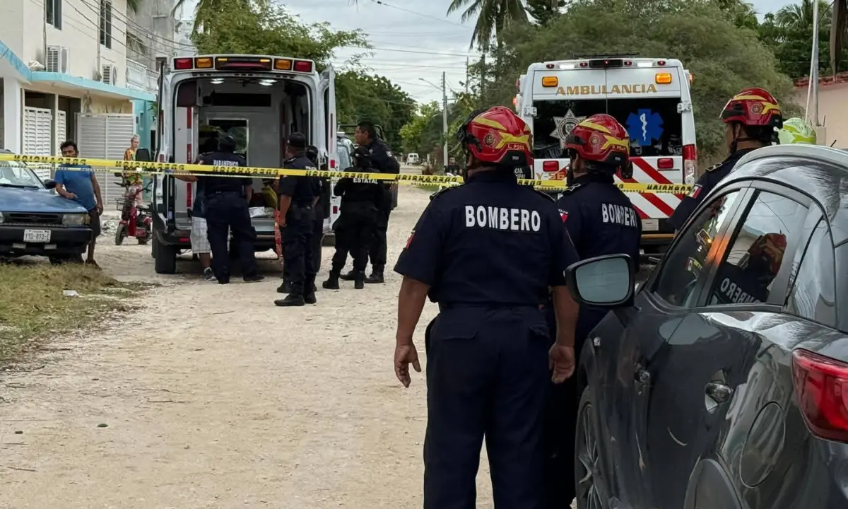 Bomberos, paramédicos y ambulancia en Chelem, en el puerto de Progreso Foto: Panorama Motul