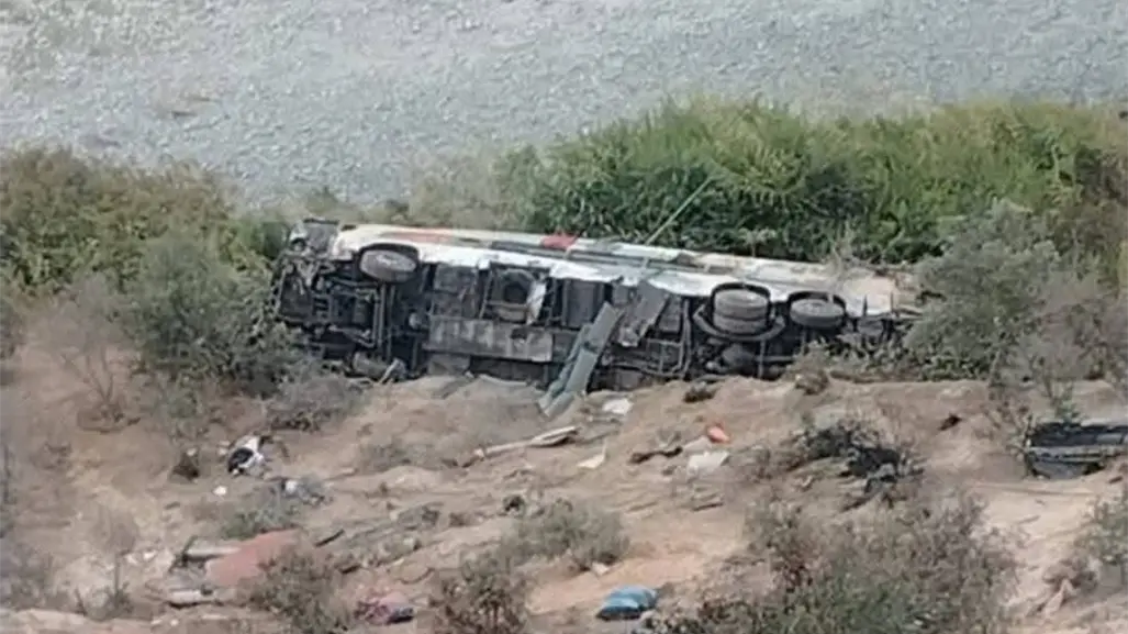 Mueren más de 30 personas tras caída de autobús en barranco de 200m en Arequipa, Perú | VIDEO