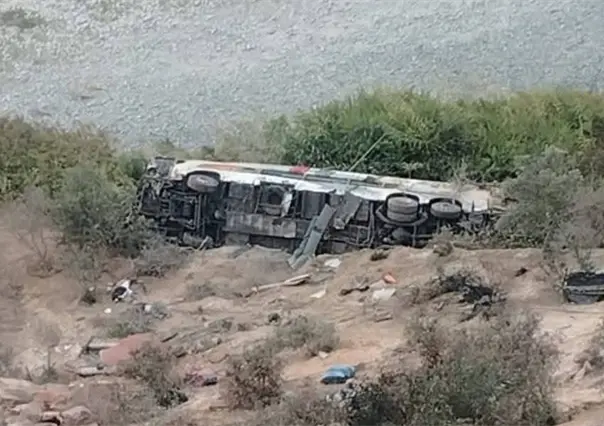 Mueren más de 30 personas tras caída de autobús en barranco de 200m en Arequipa, Perú | VIDEO