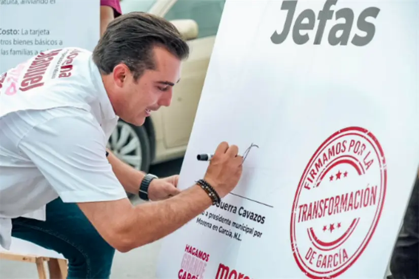 Alcalde de García firmando el inicio del programa Jefas Foto: FB Manuel Guerra 