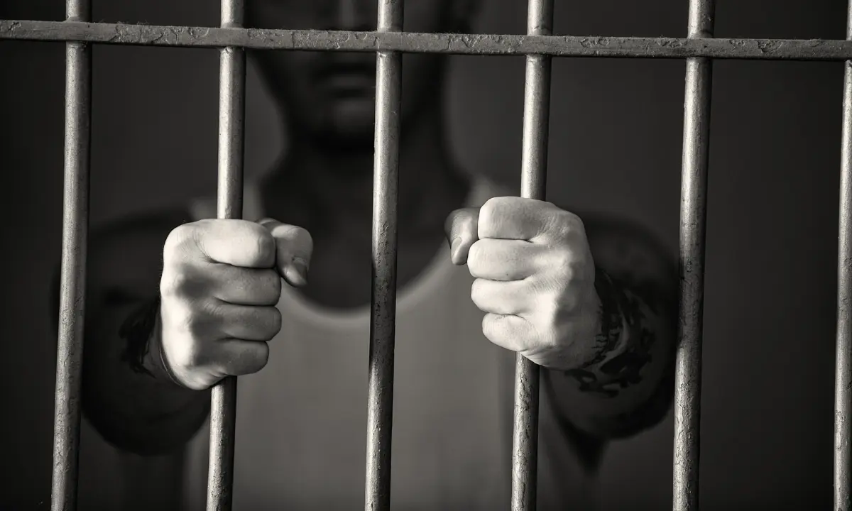 Imagen ilustrativa de una persona tras las rejas Foto: Canva/Alexis Lara